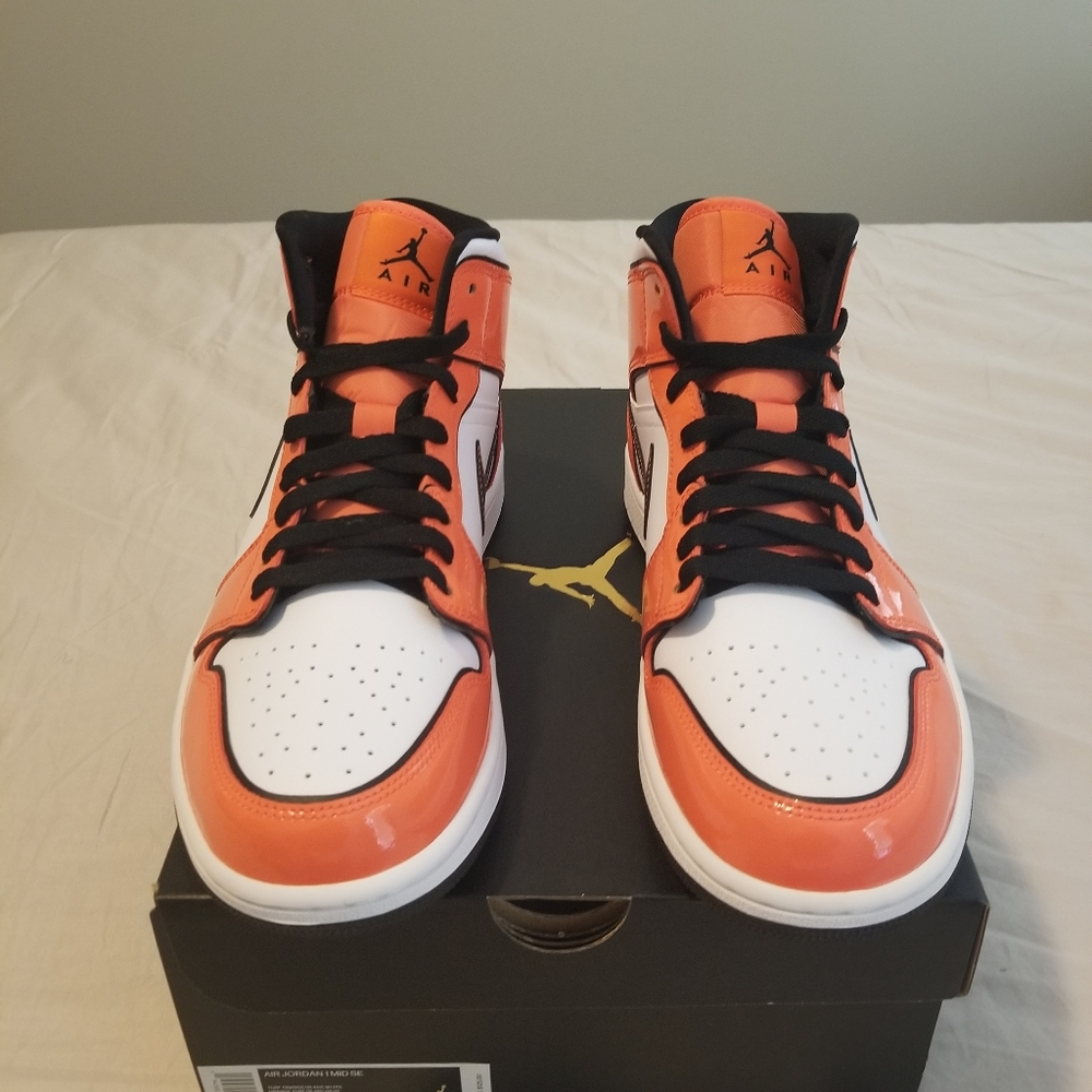 Men's Air Jordan 1's Mid SE "NEW" W/BOX - Picture 3 of 9